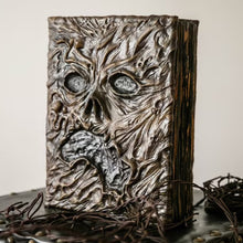 Laden Sie das Bild in den Galerie-Viewer, Necronomicon-Dekoration