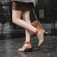 Laden Sie das Bild in den Galerie-Viewer, Farblich passende Stiefeletten mit dickem Absatz