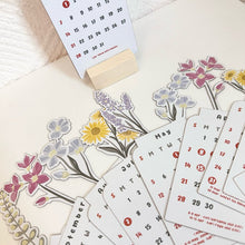 Laden Sie das Bild in den Galerie-Viewer, 2024 Blühende Blumen Tischkalender