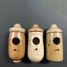 Laden Sie das Bild in den Galerie-Viewer, 🐦Hölzernes Kolibri-Haus - Geschenk für Naturliebhaber
