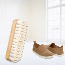 Laden Sie das Bild in den Galerie-Viewer, Schuhbürste aus weichem Gummi mit Holzgriff
