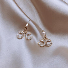 Laden Sie das Bild in den Galerie-Viewer, C-förmige schicke Zirkonohrringe