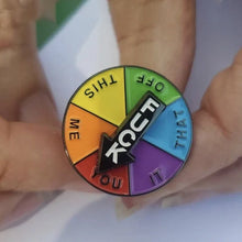 Laden Sie das Bild in den Galerie-Viewer, Lustige rotierende Abzeichen