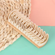 Laden Sie das Bild in den Galerie-Viewer, Schuhbürste aus weichem Gummi mit Holzgriff