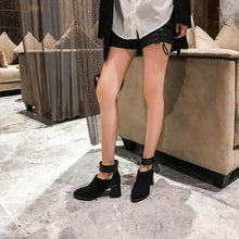 Laden Sie das Bild in den Galerie-Viewer, Farblich passende Stiefeletten mit dickem Absatz