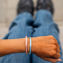 Laden Sie das Bild in den Galerie-Viewer, Buntes Armband aus Edelstahl