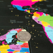 Laden Sie das Bild in den Galerie-Viewer, Mini Kratzbare Weltkarte