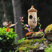 Laden Sie das Bild in den Galerie-Viewer, 🐦Hölzernes Kolibri-Haus - Geschenk für Naturliebhaber