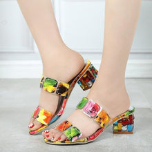 Laden Sie das Bild in den Galerie-Viewer, Farbige Sandalen mit mittlerem Absatz