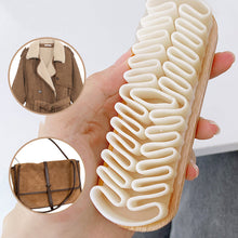 Laden Sie das Bild in den Galerie-Viewer, Schuhbürste aus weichem Gummi mit Holzgriff