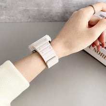 Laden Sie das Bild in den Galerie-Viewer, Integriertes magnetisches Silikonarmband der Apple Watch