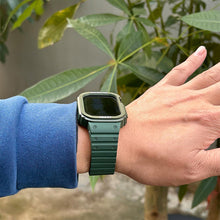 Laden Sie das Bild in den Galerie-Viewer, Integriertes magnetisches Silikonarmband der Apple Watch