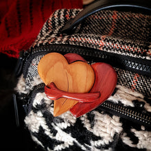 Laden Sie das Bild in den Galerie-Viewer, Herzförmige Ornamente aus Holz