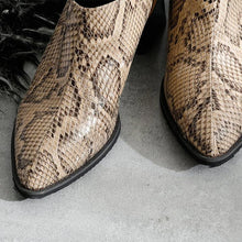 Laden Sie das Bild in den Galerie-Viewer, Farblich passende Stiefeletten mit dickem Absatz