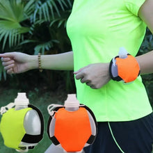 Laden Sie das Bild in den Galerie-Viewer, Tragbare Outdoor Wasserflasche für das Handgelenk