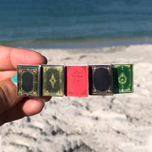 Laden Sie das Bild in den Galerie-Viewer, 📗📕📔📙Miniatur-Buch-Haarspange