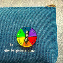 Laden Sie das Bild in den Galerie-Viewer, Lustige rotierende Abzeichen