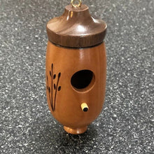 Laden Sie das Bild in den Galerie-Viewer, 🐦Hölzernes Kolibri-Haus - Geschenk für Naturliebhaber