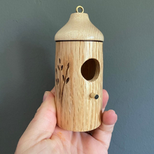 Laden Sie das Bild in den Galerie-Viewer, 🐦Hölzernes Kolibri-Haus - Geschenk für Naturliebhaber