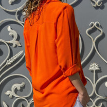 Laden Sie das Bild in den Galerie-Viewer, Chiffonhemd mit V-Ausschnitt