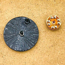 Laden Sie das Bild in den Galerie-Viewer, Lustige rotierende Abzeichen