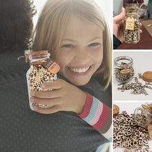 Laden Sie das Bild in den Galerie-Viewer, Hölzerne Papierschnitt-Postkarte