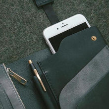 Laden Sie das Bild in den Galerie-Viewer, Herren Reisepass-Geldbörse aus Leder mit RFID-Blockierung