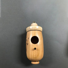 Laden Sie das Bild in den Galerie-Viewer, 🐦Hölzernes Kolibri-Haus - Geschenk für Naturliebhaber