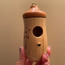Laden Sie das Bild in den Galerie-Viewer, 🐦Hölzernes Kolibri-Haus - Geschenk für Naturliebhaber